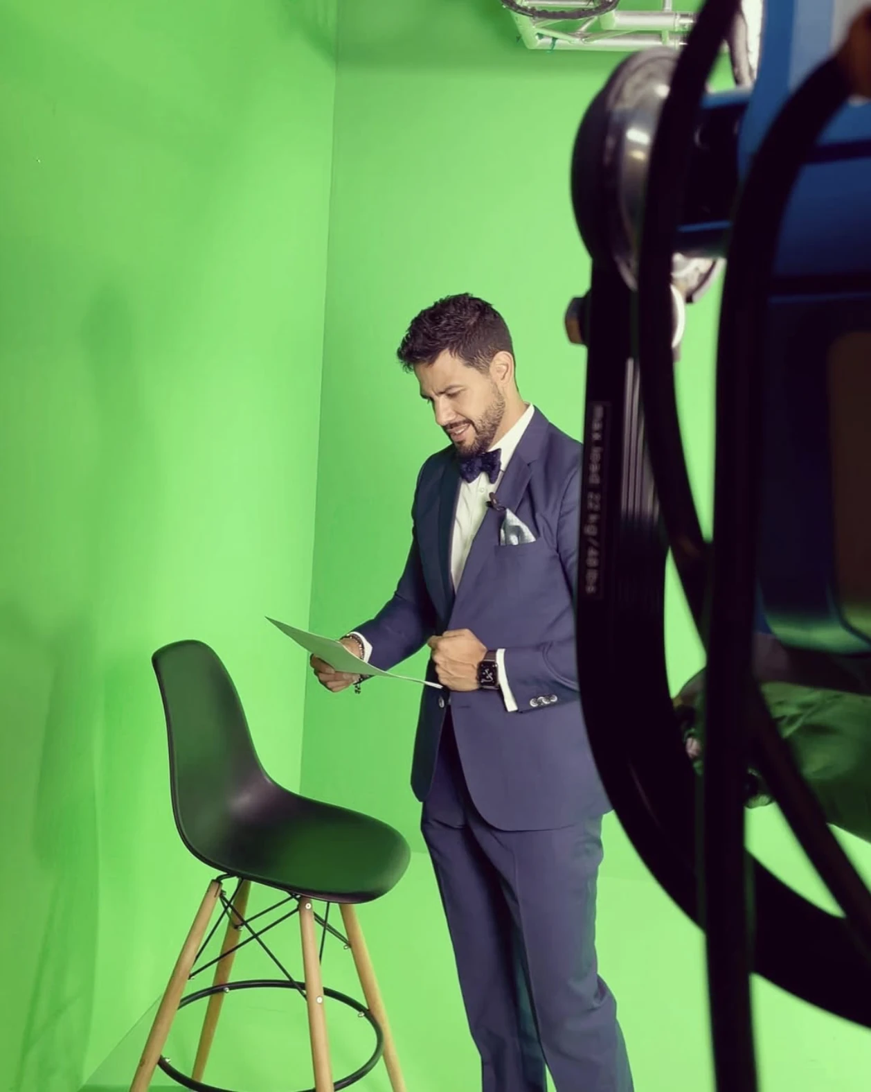Rodolfo prepara una grabación frente a una pantalla verde.
