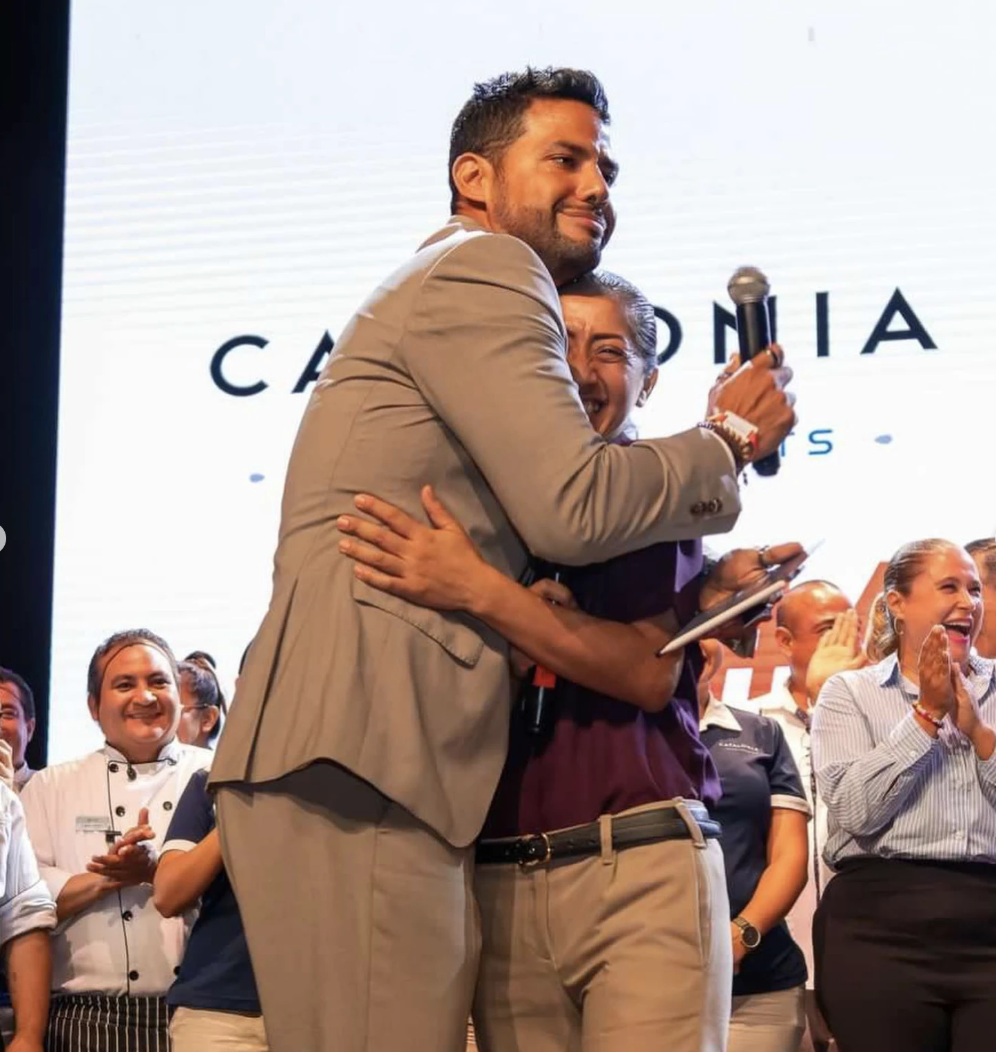 Un abrazo sobre el escenario.