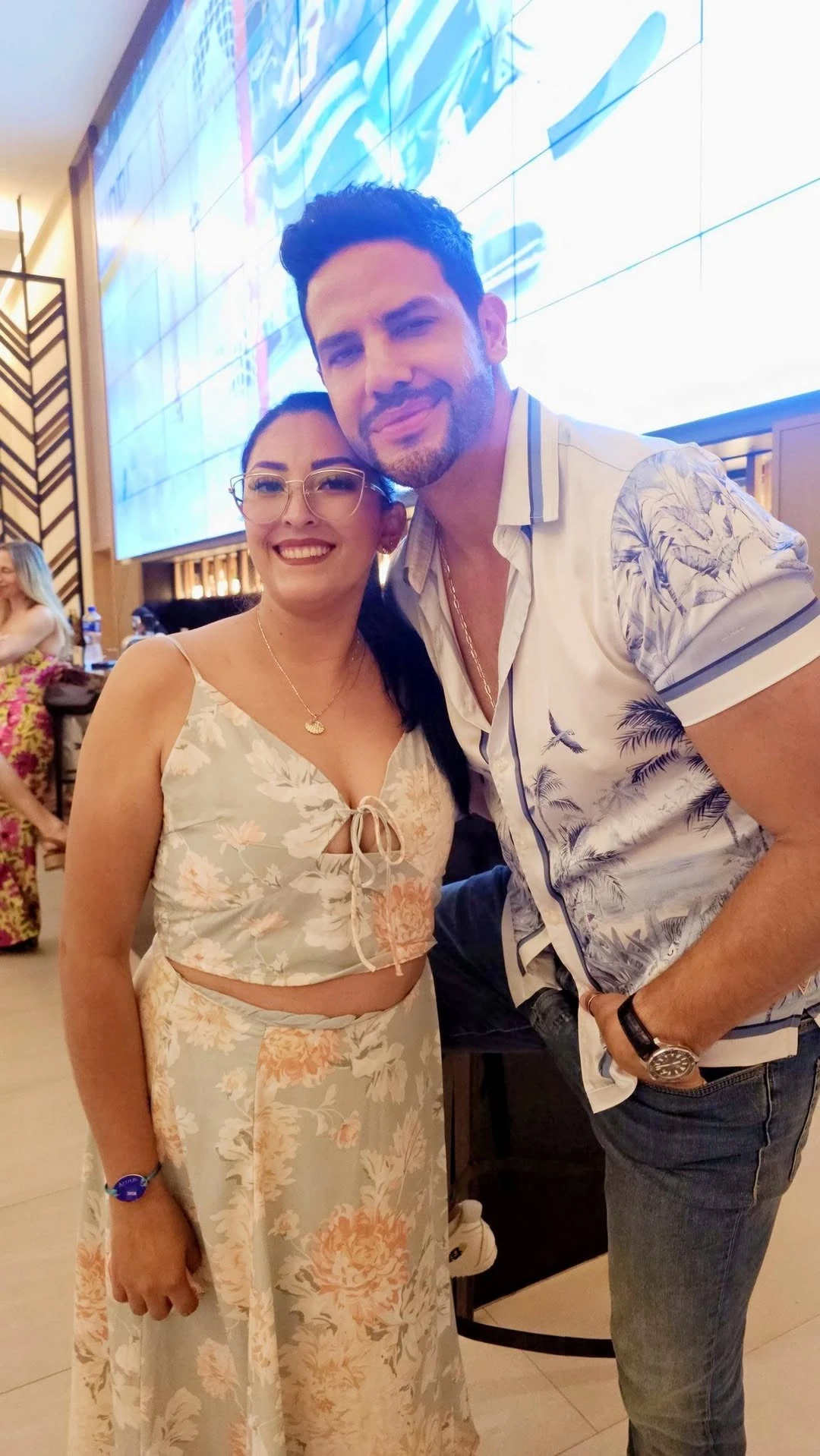 Rodolfo posa junto a una asistente después del evento.
