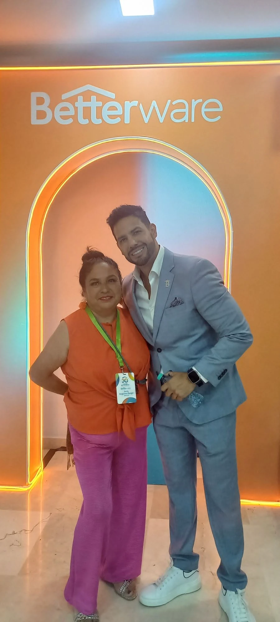 Rodolfo junto a una asistente frente al letrero de Betterware.