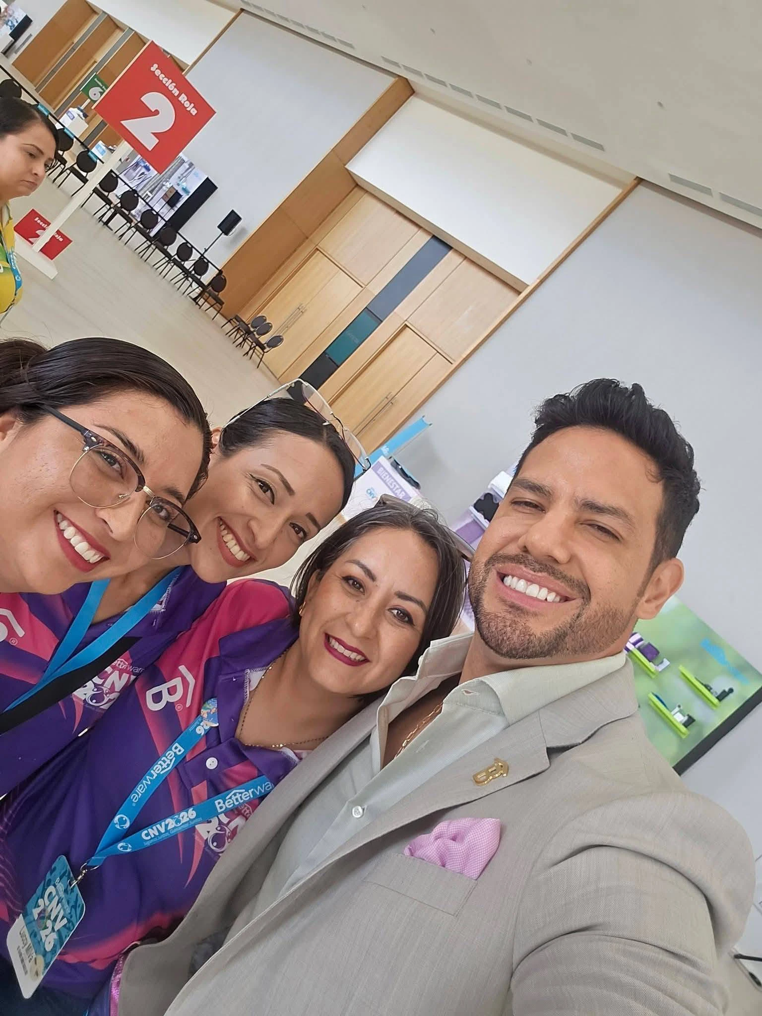 Una selfie de Rodolfo con un grupo de asistentes.