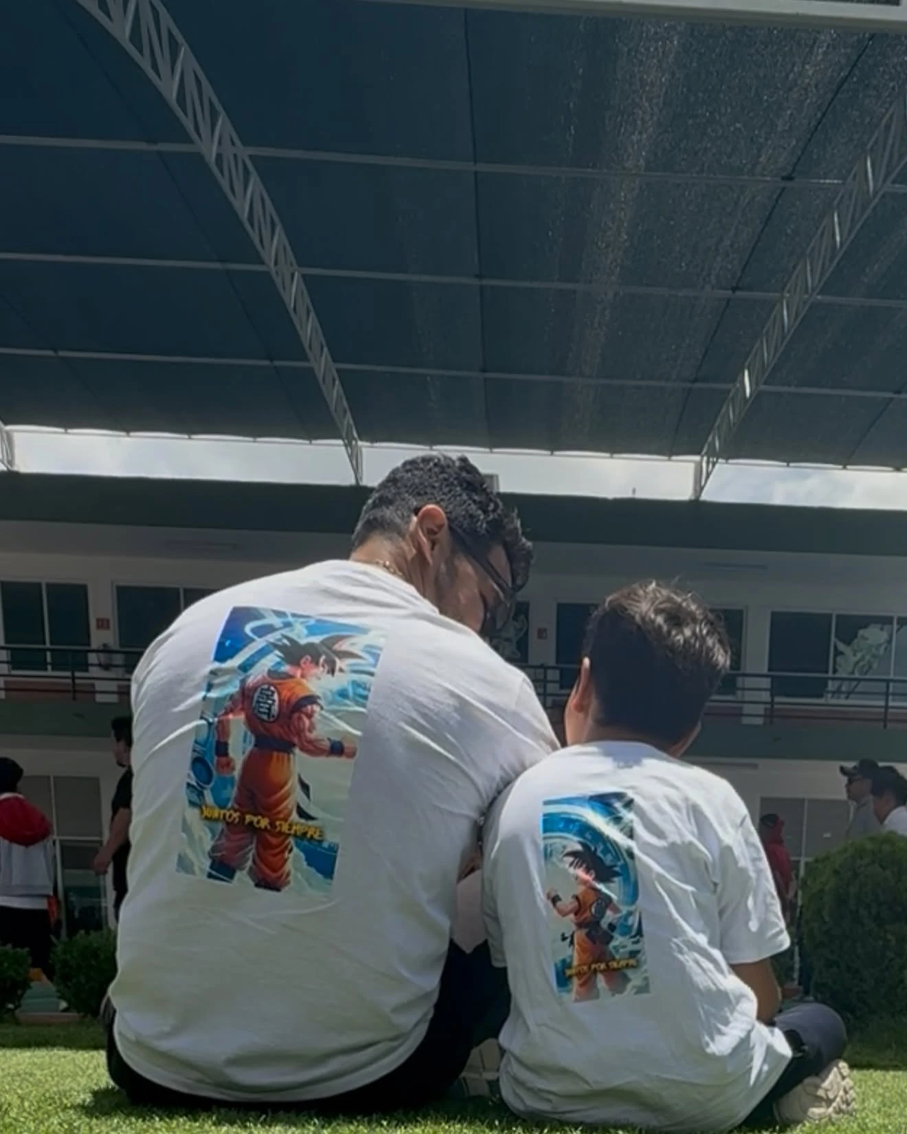Dos personas de espaldas comparten un momento sentadas.