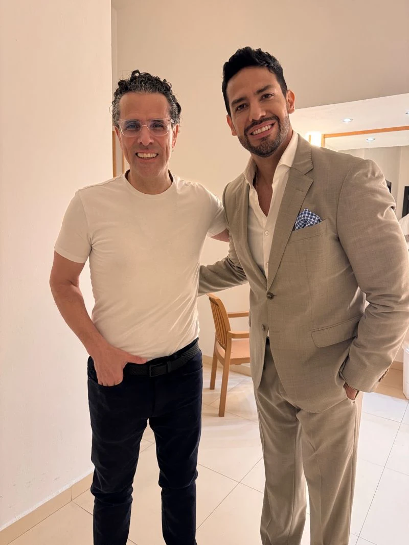 Rodolfo posa junto a un invitado.