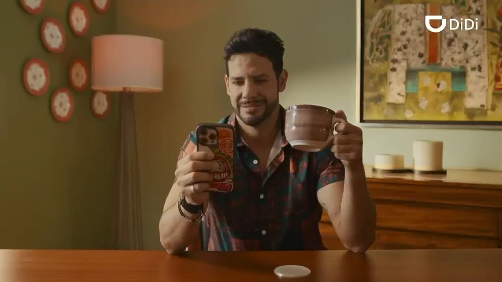 Rodolfo Popoca frente a cámara en el comercial de DiDi.